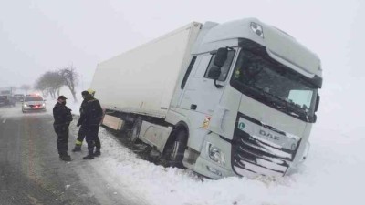 Obrazem: Havárie autobusů, kamion v příkopu, hasiči měli perný den, nová sněhová nadílka zaskočila řidiče v celém pardubickém kraji