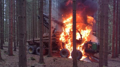 Speciální traktor na odvoz dřeva vzplál uprostřed lesa a poblíž řeky. Uniklo z něj sto litrů oleje