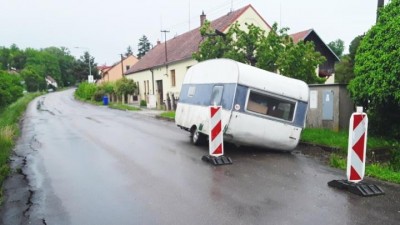 Karavan zůstal opuštěný u silnice, někdo ho tam shodil z náklaďáku