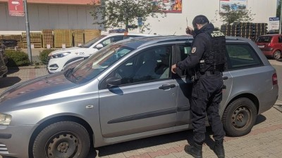 Strážníci si poradili s nedobytným vozem, ženě zatím nabídli vychlazené prostory