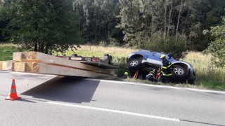 Obrazem: Auto vezlo na podvalu trámy, po nehodě skončilo i s dřevem v příkopu