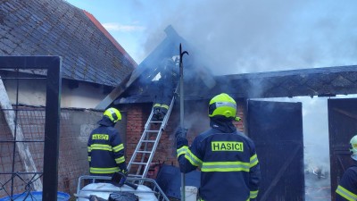 Hasiči v posledních hodinách vyjížděli k požáru bytu a garáže