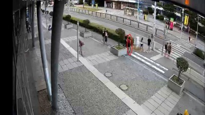 Policisté hledají účastnici nehody nebo svědky srážky cyklistky na elektrokole s chodkyní v Pardubicích