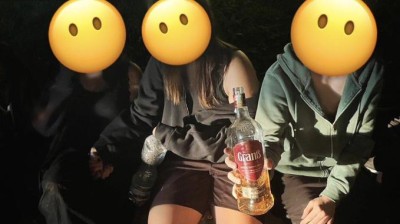 Volno ze školy i teplá noc vylákala školáky do parku, bez alkoholu se noční sedánek neobešel