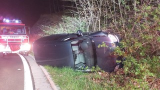 Auto se u Třemošnice převrátilo na bok, u Jedlové zase vůz vletěl až do příkopu