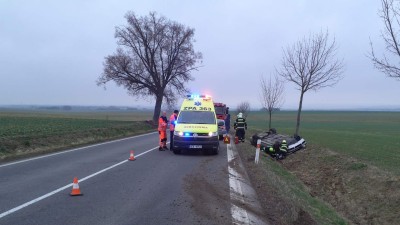 Auto skončilo na střeše v příkopu, cestující ve voze utrpěl zranění