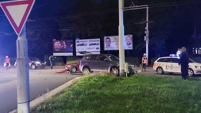 U centra Pardubic se srazila dvě auta, zasahovaly záchranné složky