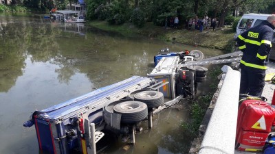 FOTO: Tragická nehoda v Poličce. Náklaďák narazil do tří aut a skončil ve vodě, řidič zemřel