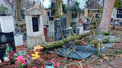 Pokud můžete, odložte návštěvu hřbitova na jindy