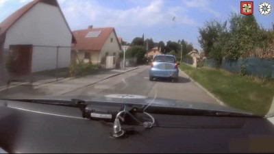 VIDEO: Muž se snažil policistům ujet, měl k tomu své důvody