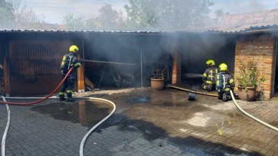 Při pož&aacute;ru gar&aacute;že v Pardubic&iacute;ch utrpěla jedna osoba zraněn&iacute;