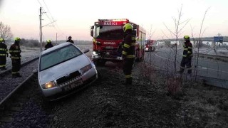 Osobní auto překáželo v kolejišti, vlak by kolem něho určitě bezpečně neprojel