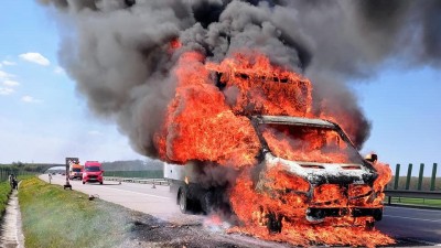 Hasiči měli o víkendu napilno, pomáhali u nehod s vyprošťováním řidičů, dokonce zasahovali na dálnici u požáru dodávky