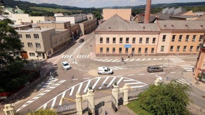 Křižovatka před Hernychovou vilou v Ústí nad Orlicí je opět průjezdná, vznikly nové ostrůvky pro pěší