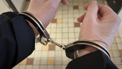 Dvakr&aacute;t za jeden den zasahovali str&aacute;žn&iacute;ci na &Uacute;řadu pr&aacute;ce v Pardubic&iacute;ch. Ženu vyvedli v poutech, muž jim utekl