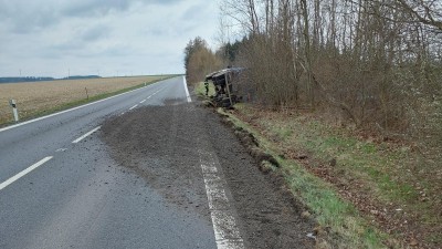 Nákladnímu autu naloženému kamením praskla pneumatika, skončilo převrácené v příkopu
