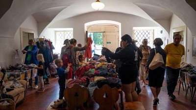 Nový komunitní šatník otevřela fara v Lázních Bohdaneč, každou středu sem můžete odnést oblečení, které nenosíte a vyměnit ho za jiné kousky