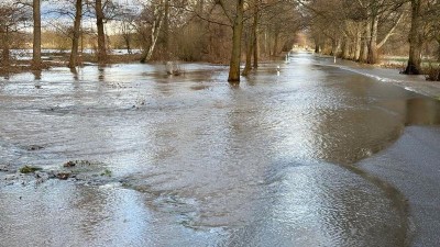 Rozvodněné Labe je pod drobnohledem, voda zaměstnala i krajské silničáře. Značky upozorní řidiče na problematické úseky