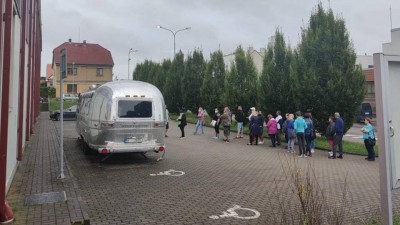 Očkovací kamion vyrazil z Přelouče na východ kraje, podívejte se, kde bude mít zastávky