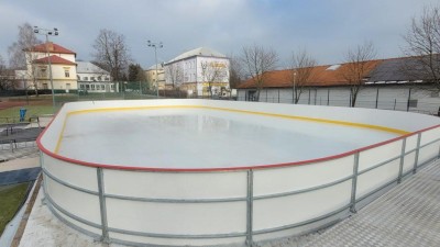 Ve Vysokém Mýtě mohou lidé bruslit na kluzišti pod širým nebem