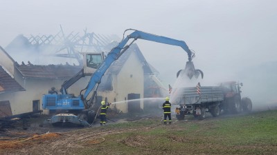 Hasiči zasahují už dva dny u požáru v Kunvaldu, oheň stále není zlikvidován