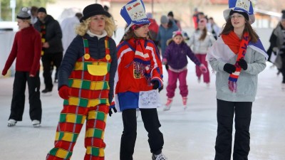 Obrazem: Pohádkové postavy a další masky na ledě. Karneval si v Ústí nad Orlicí lidé užili