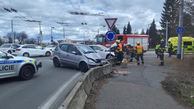 Dvě auta se srazila u kruhového objezdu v Pardubicích, obě se pak opřela do betonových svodidel