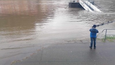 Hladiny mnoha českých řek po vydatných srážkách stoupají