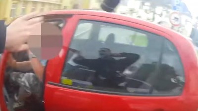 VIDEO: Divoká honička v hustém provozu skončila dramatickým zadržením zfetovaného řidiče