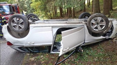 Auto na střeše v Rudné, druhé v příkopu v Žamberku. Obě nehody se zraněním a obě zkomplikovaly dopravu