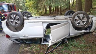 Auto na střeše v Rudné, druhé v příkopu v Žamberku. Obě nehody se zraněním a obě zkomplikovaly dopravu