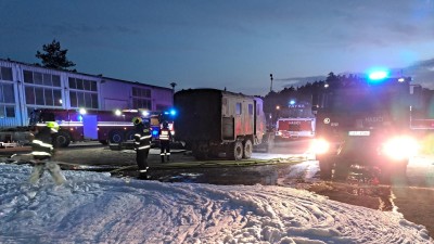 Hasiči ve středu večer vyjížděli k požáru sklepa do Opatovic nad Labem, o pár hodin později začalo hořet v lomu ve Chvaleticích