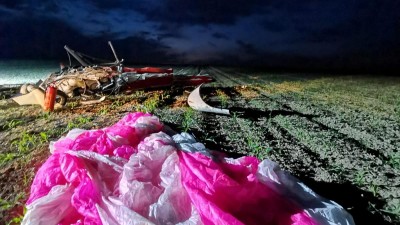 Na pole se zřítilo rogalo, v troskách zahynuli dva lidé