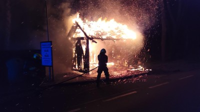 Noční požár pohltil autobusovou zastávku