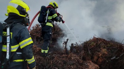 Hasiči likvidovali požár skládky ve Zdechovicích