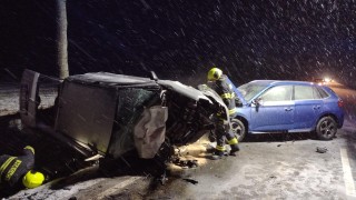 Po srážce se jedno z vozidel převrátilo, řidiče dostali ven až hasiči