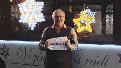 VIDEO: Vánoční vozy městské dopravy rozsvítily ulice, letos v patnácti českých městech, také v Pardubicích
