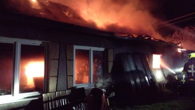 Uložili žhavý popel do plastové popelnice. Plameny zničily kolnu s palivem, domácí dílnu a část obytného domu