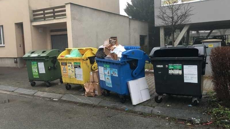 Nepořádek u kontejnerového stání. Foto: město Pardubice