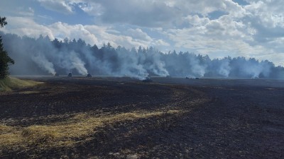 Lis na balíky způsobil požár na čtyřech hektarech půdy