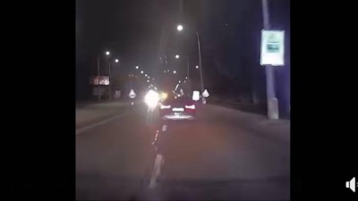 Nejistě v noci přej&iacute;žděl z pruhu do pruhu, upoutal t&iacute;m na sebe pozornost policistů