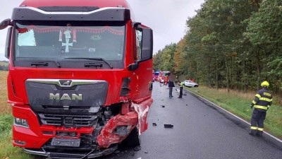 Tragická nehoda u Luže. Muž zůstal zaklíněný v osobním autě po střetu s kamionem. Utrpěl smrtelná zranění