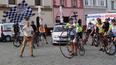 Lidé vyrazili z Pardubic na cyklotour pro děti po onkologické léčbě