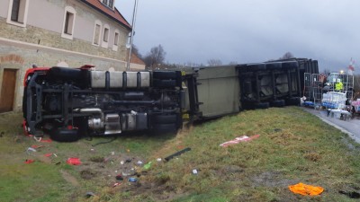 Opilý řidič kamionu havaroval do příkopu, silnici museli uzavřít