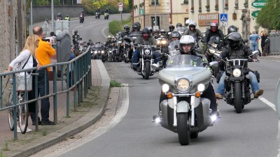 Skuteč byl v pátek obležen motorkáři. Více než tísicovka jich sem přijela z celého Česka rozloučit se s Anetkou