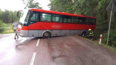 AKTUÁLNĚ: Autobus zůstal viset na hraně silnice, vyprošťují ho hasiči