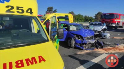 Záchranáři se dnes nezastavili, jedna nehoda střídá druhou