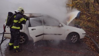 Technická závada na topení způsobila požár automobilu. Řidiči se naštěstí nic nestalo