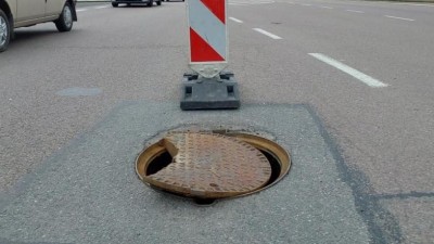 Řidiči pozor na nebezpečný kanál v Pražské ulici v Pardubicích