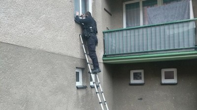 Nevyzvednuté obědy za dveřmi byly podezřelé, lidé uvnitř měli potíže